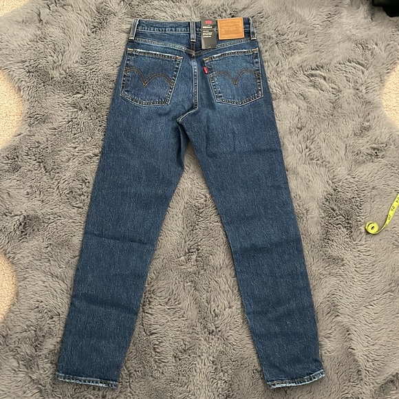 NWT Levi's Dark Wash Lightly Distressed Wedgie Jean - Picture 2 of 10